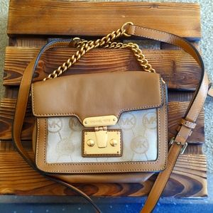 Cute crossbody bag with gold chain